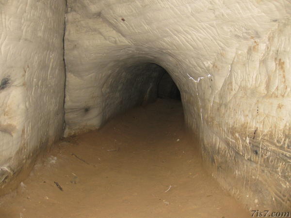 helme_cave-tunnel.jpg