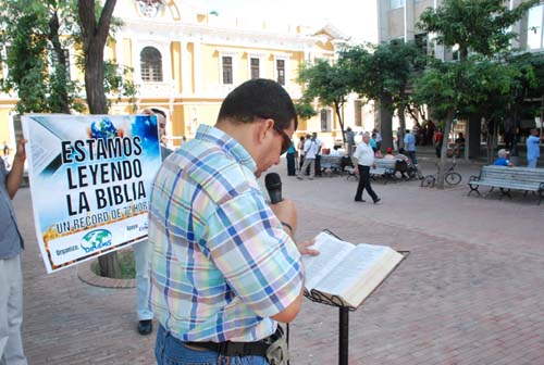 Cristianos colombiano leyendo la Biblia en la calle