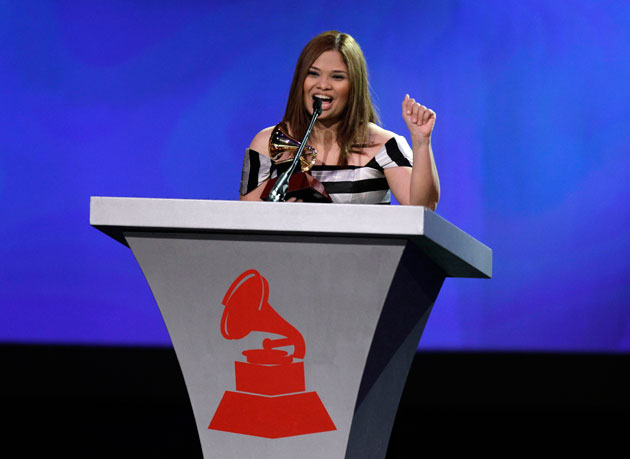Mónica Rodríguez recibiendo el Grammy