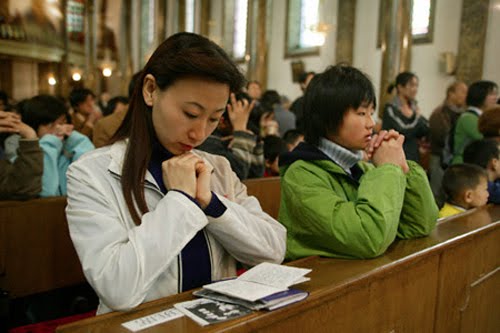 Cristianos orando en iglesia de China
