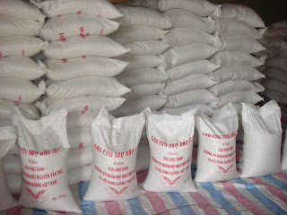 Gạo cứu trợ bão lụt của cựu HS trường VHQĐ Nguyễn Văn Trỗi và Hội Dinh dưỡng VN - TL: 20kg (mức cứu trợ cho mỗi hộ).