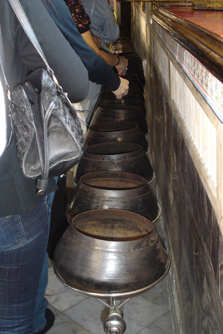 Prayer bowls, Wat Po, Bangkok