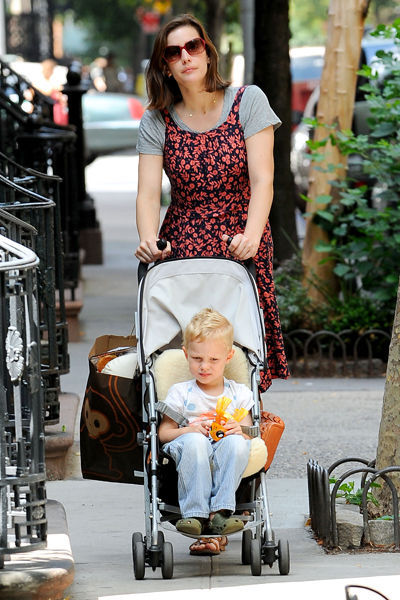 [liv+tyler+and+Milo.jpeg]