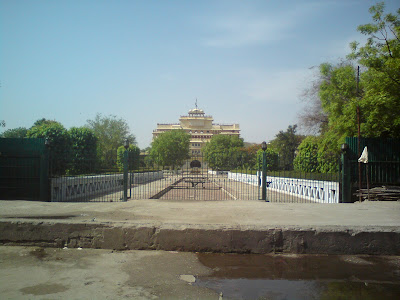 The Chandra Mahal Palace directly overlooking the sanctum sanctorum