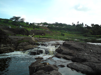 The beautiful setting of the river and the rocks amidst greenery