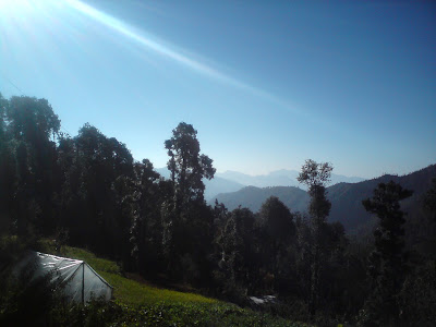 A clear, cloudless morning on the way to Birahi from Uttarkashi