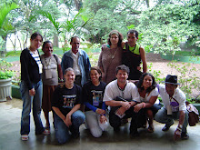 Antonia Rangel representante do ministério da Cultura e Piassa junto a um grupo kariri-xocó.