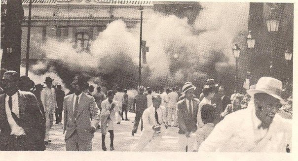 En la tarde del 21 de diciembre de 1935, el pueblo atacó e incendió automóviles