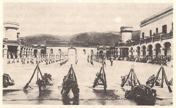 La revista presentanda en el patio central de la Escuela Militar de Caracas por los cadetes en 1914