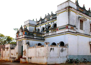 Huge houses to visit.