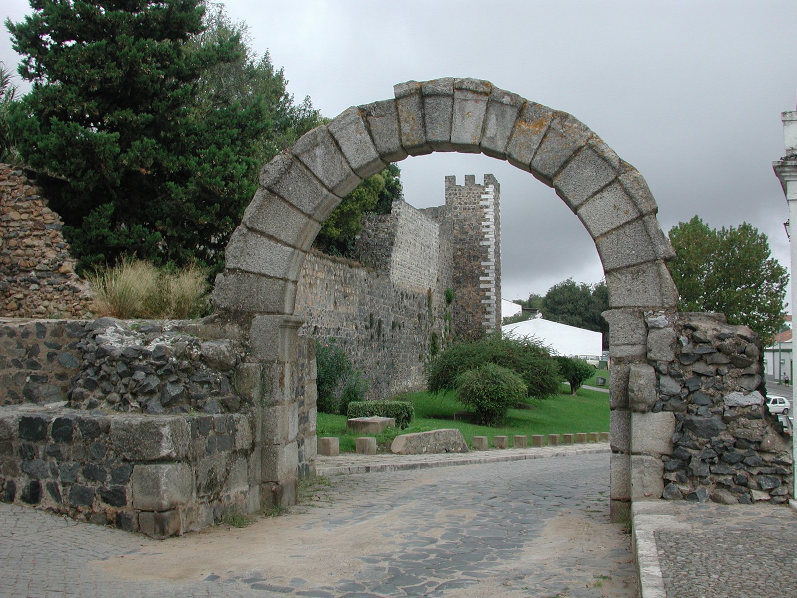 [F+23+Beja+arco+e+muralha.jpg]