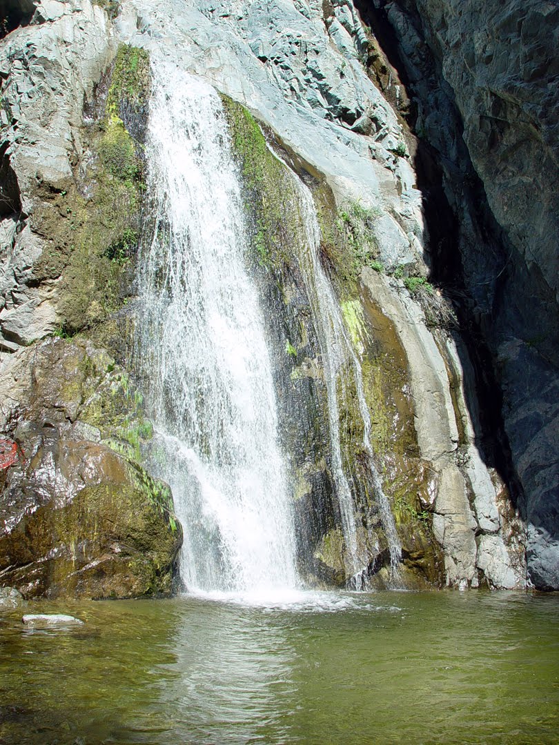 trails-of-the-angeles-fish-cyn-80-foot-waterfall-in-azusa