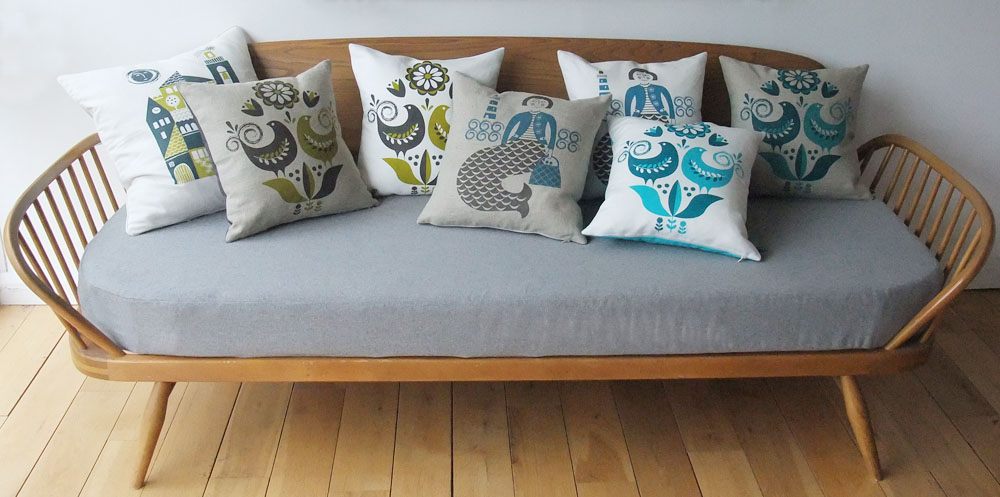 [new+cushions+on+sofa.jpg]