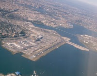 Aeropuerto de LaGuardia desde un avión. Puede verse el puente que une Queens con la isla de Rikers y, al fondo, Manhattan