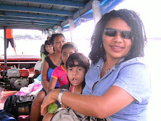 Dentro da catraia na travesia do Rio Amazonas