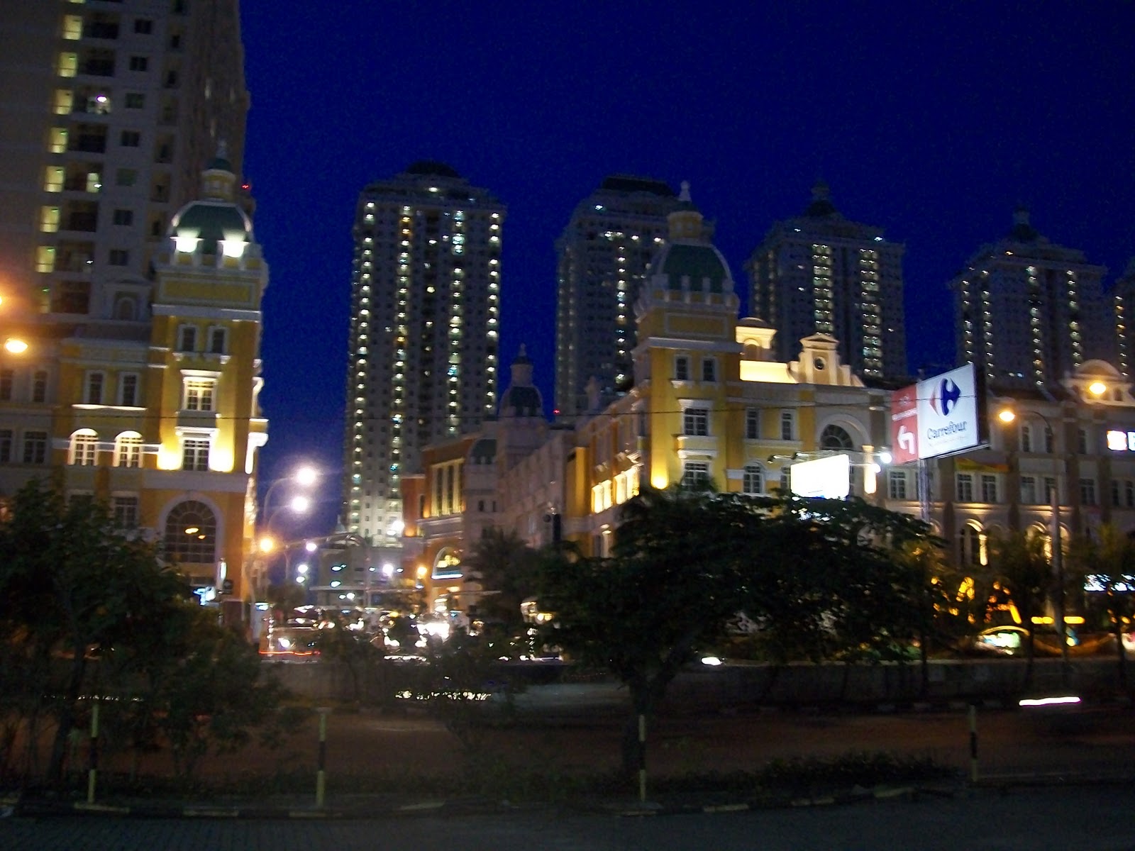Mall and Plaza: Night View of Mall of Indonesia, Kelapa Gading, North