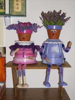 bonecos feitos de vasos
