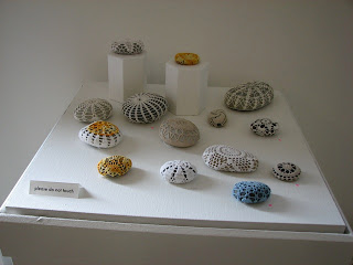 pedras decoradas com croché