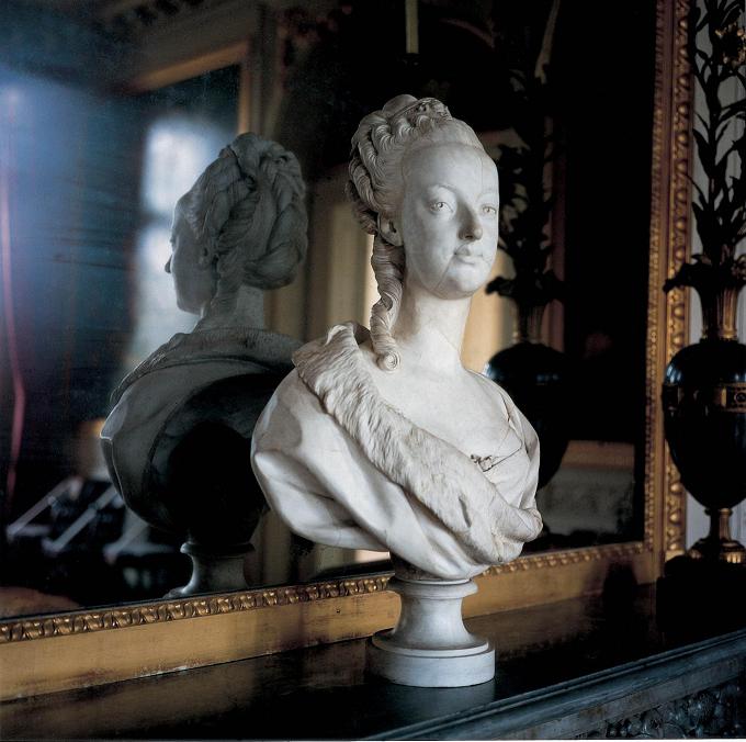 [MarieAntoinetteLastGardenVersailles_pg098-099.jpg]