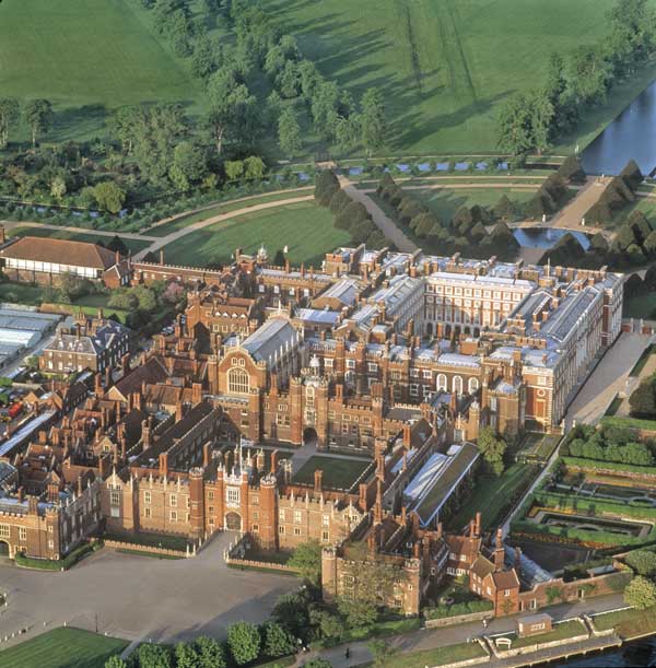 Entre El Margen y Las Vertientes La Leyenda de Hampton Court