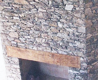 Delera Piedras: Hogar revestido en piedra negra, smallery