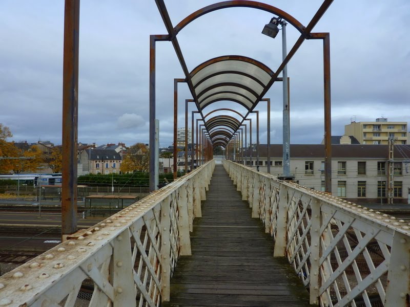 ch-teauroux-en-images-si-tu-veux-traverser-la-gare-pieds-faudra-voler