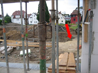 Eigenes Haus von Doro und Chris: Stützbalken stehen für die Decke im