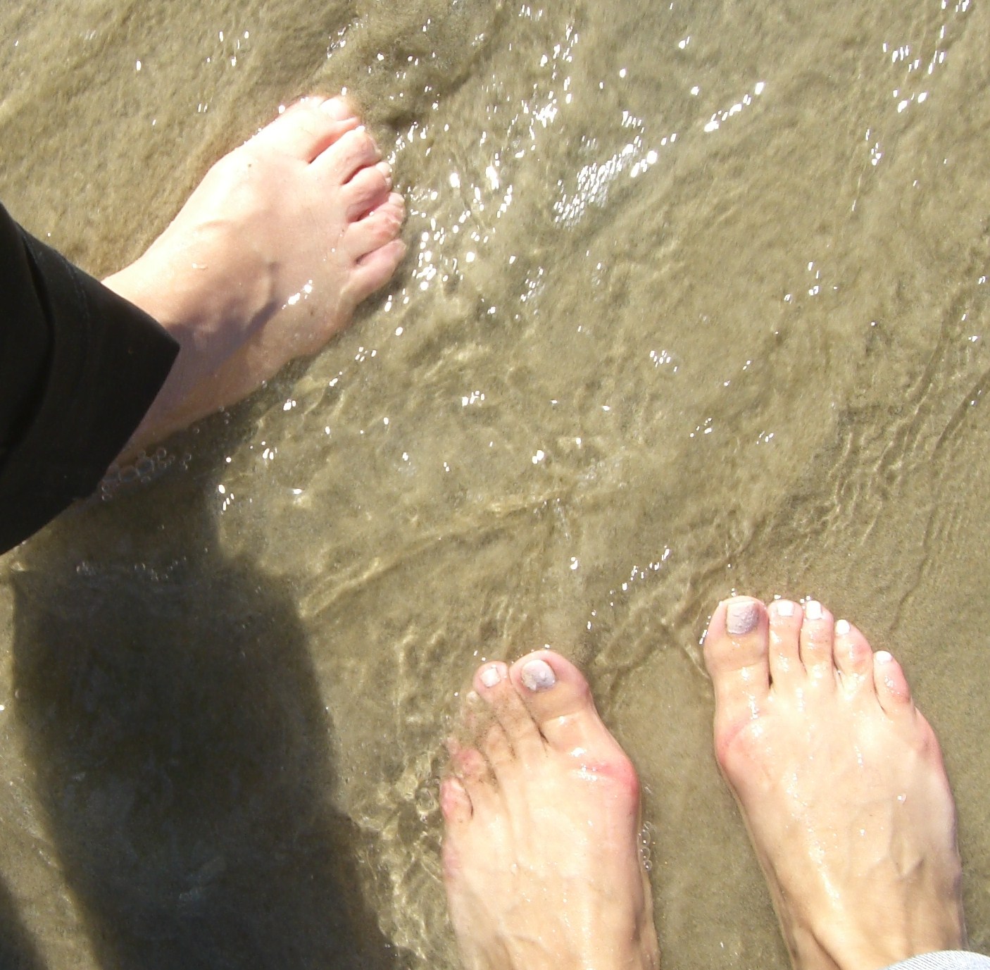 [feet+in+ocean.JPG]