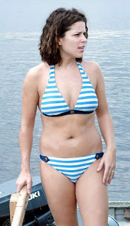 katel putong ints: Neve Campbell Bikini