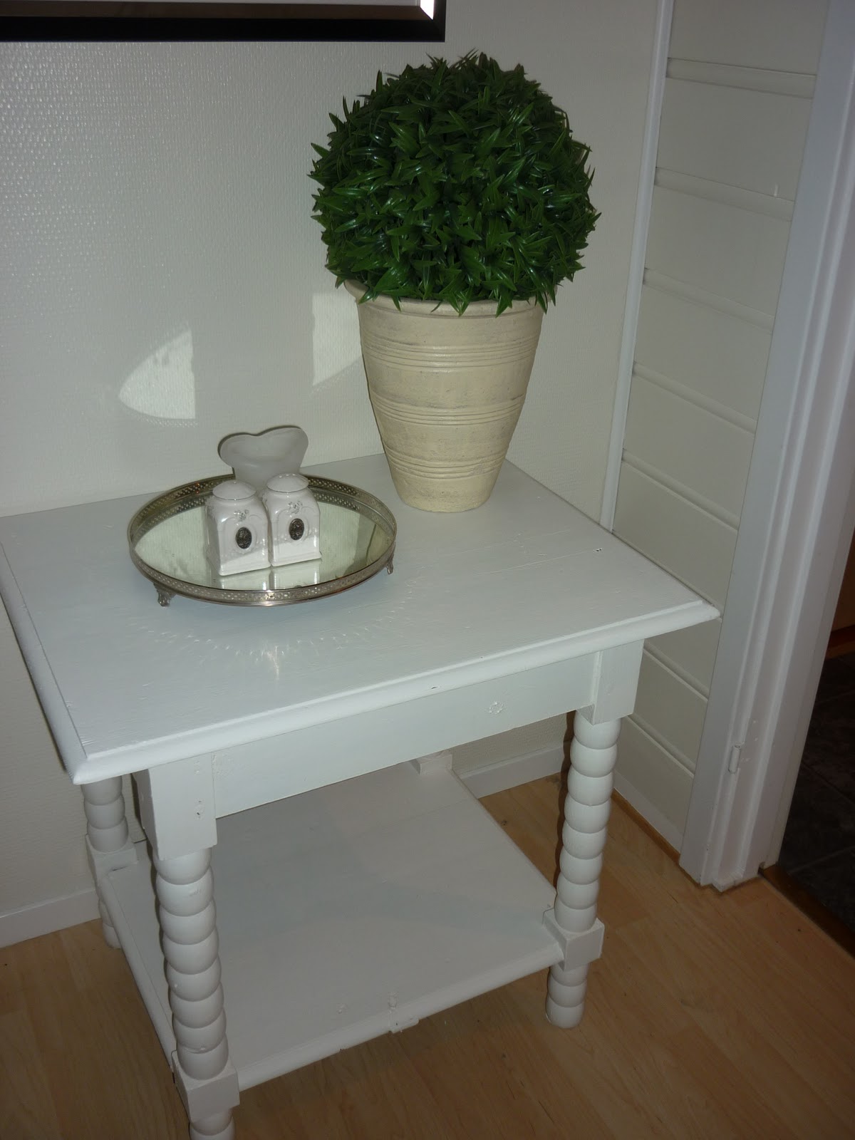 KJERSTINS LUNE HJEM Maling av gammelt trebord