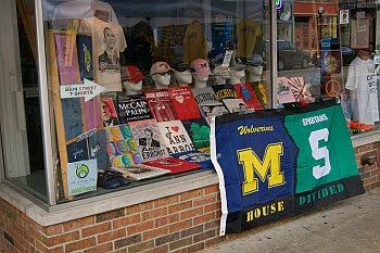 Unparteiischer T-Shirt-Laden in Ann Arbor © Cornelia Schaible
