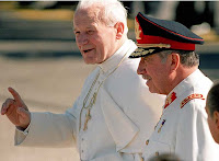 Giovanni Paolo II si intrattiene piacevolmente con Augusto Pinochet