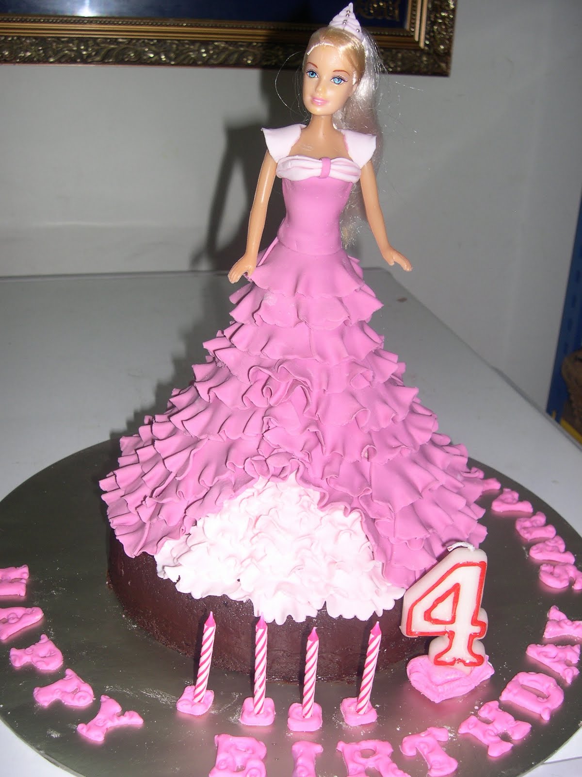 fadeliciouscakes: FONDANT BARBIE DOLL