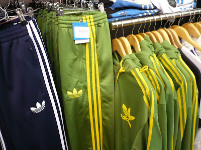 Les3bandes: Jogging adidas Firebird vert ?� bandes jaunes (Collection adicolor)