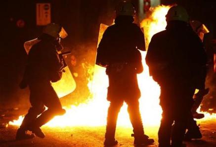 [2509777886-immagine-degli-scontri-polizia-giovani-stanotte-ad-atene.jpg]