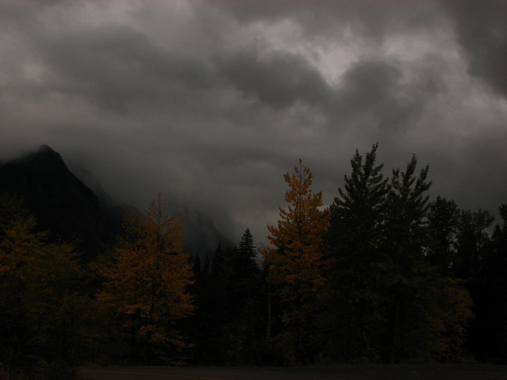 [road_mountains_dark.jpg]
