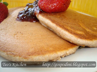 Pancakes cu piure de capsuni