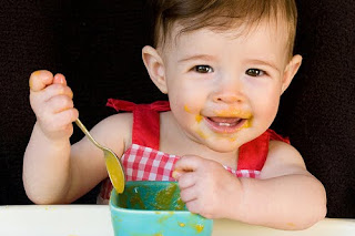 Diversificarea alimentatiei, o incercare grea pentru mamici