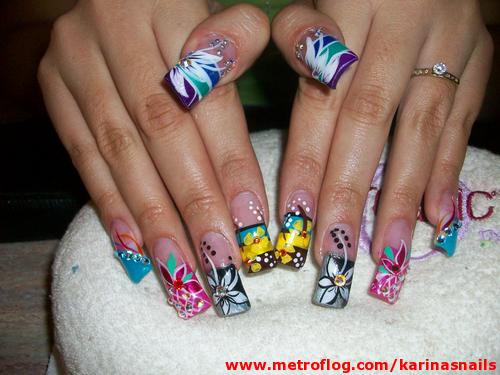 Diseños de uñas multicolor con