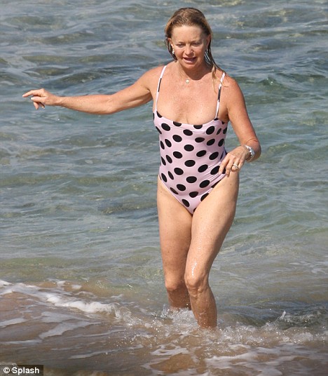 [article-1112385-030307B3000005DC-32_468x536.jpg]