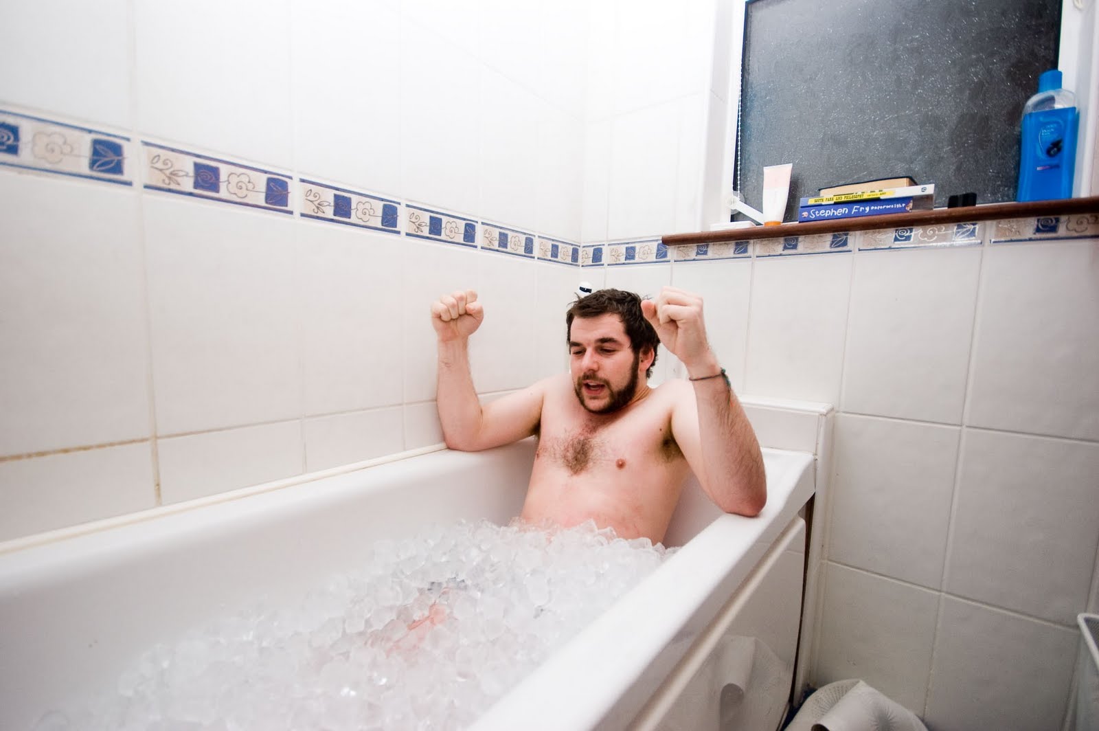 Холодная ванна после тренировки. Душ после тренировки. Холодный душ после тренировки. Парни в душе после тренировки. Любитель холодных ванн.