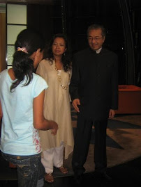 Maria Cardoso congratulated Tun Dr. Mahathir for the new heart.
