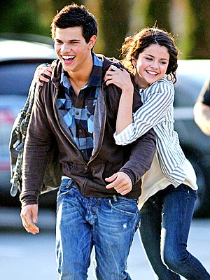 [taylor-lautner-and-selena-gomez.jpg]