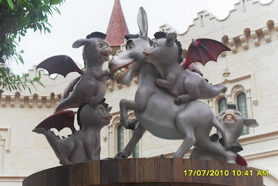 USS pictures part 3 (Shrek's swamp and Far, far away ... - 400 x 267 jpeg 35kB