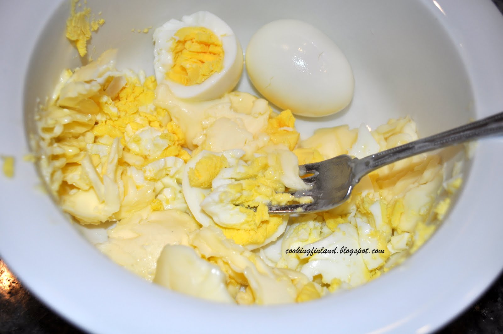 Яйцо 2 шт сливочное масло. Яйцо вареное со сливочным маслом. Вареные яйца с маслом. Яичные желтки и сливочное масло. Яичное масло.