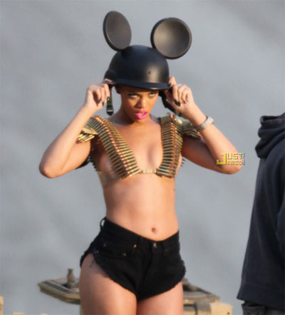 [rihanna-orelhas-mickey.jpg]