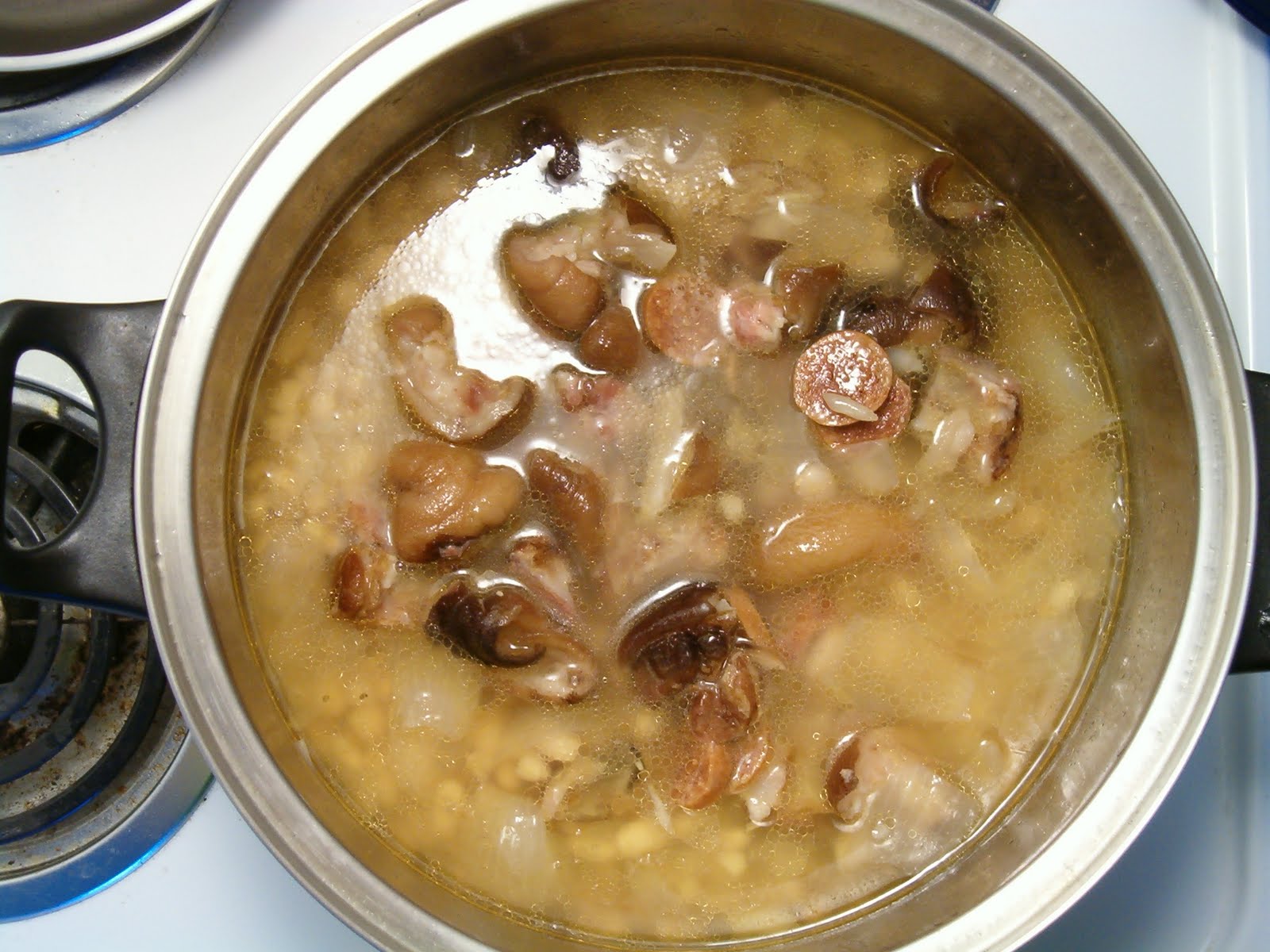 Bean soup with smoked pork hocks