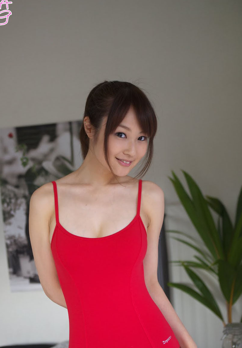 ARTISTOP Misaki Nitou Memakai Baju Warna Merah