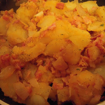Ziemniaki smażone z boczkiem i cebulą - Czytaj więcej »