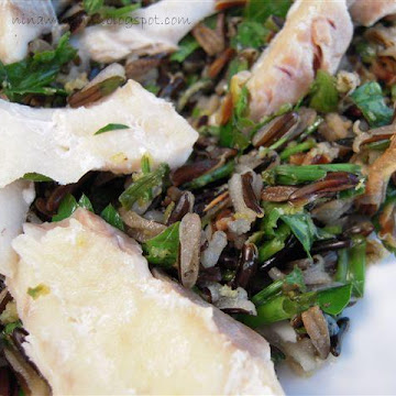 Sałatka z dzikim ryżem i rybą gotowaną na parze - Czytaj więcej »